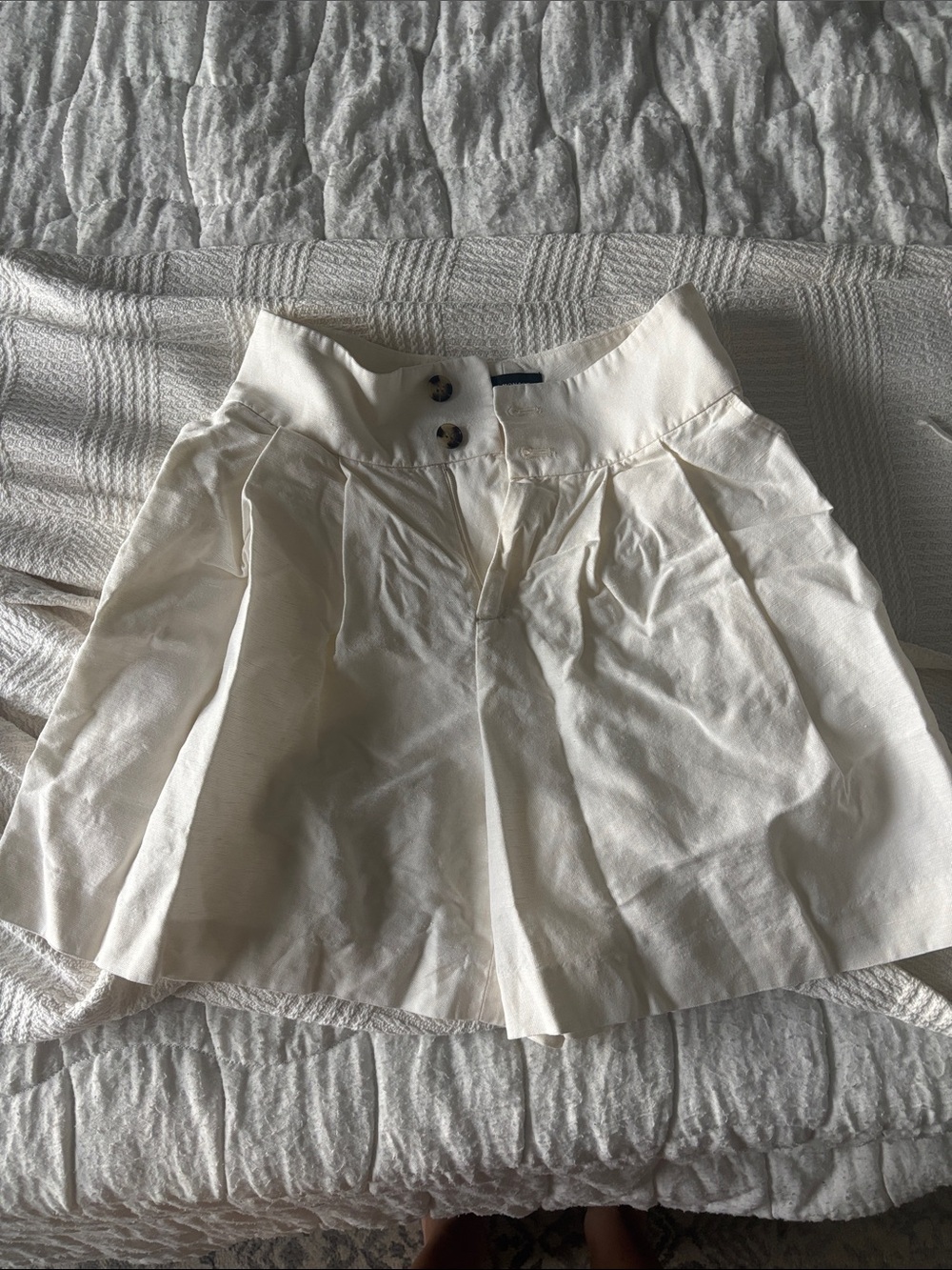 Club Monaco Cream High-Waist Pleated Circle Shorts
